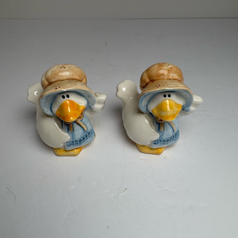 Charming Vintage Mrs. Goose Salt and Pepper Shakers - Picture 3 of 14
